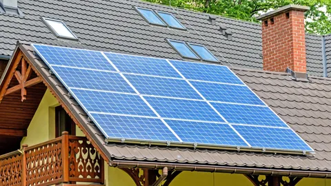 Tejado de una casa con placas solares