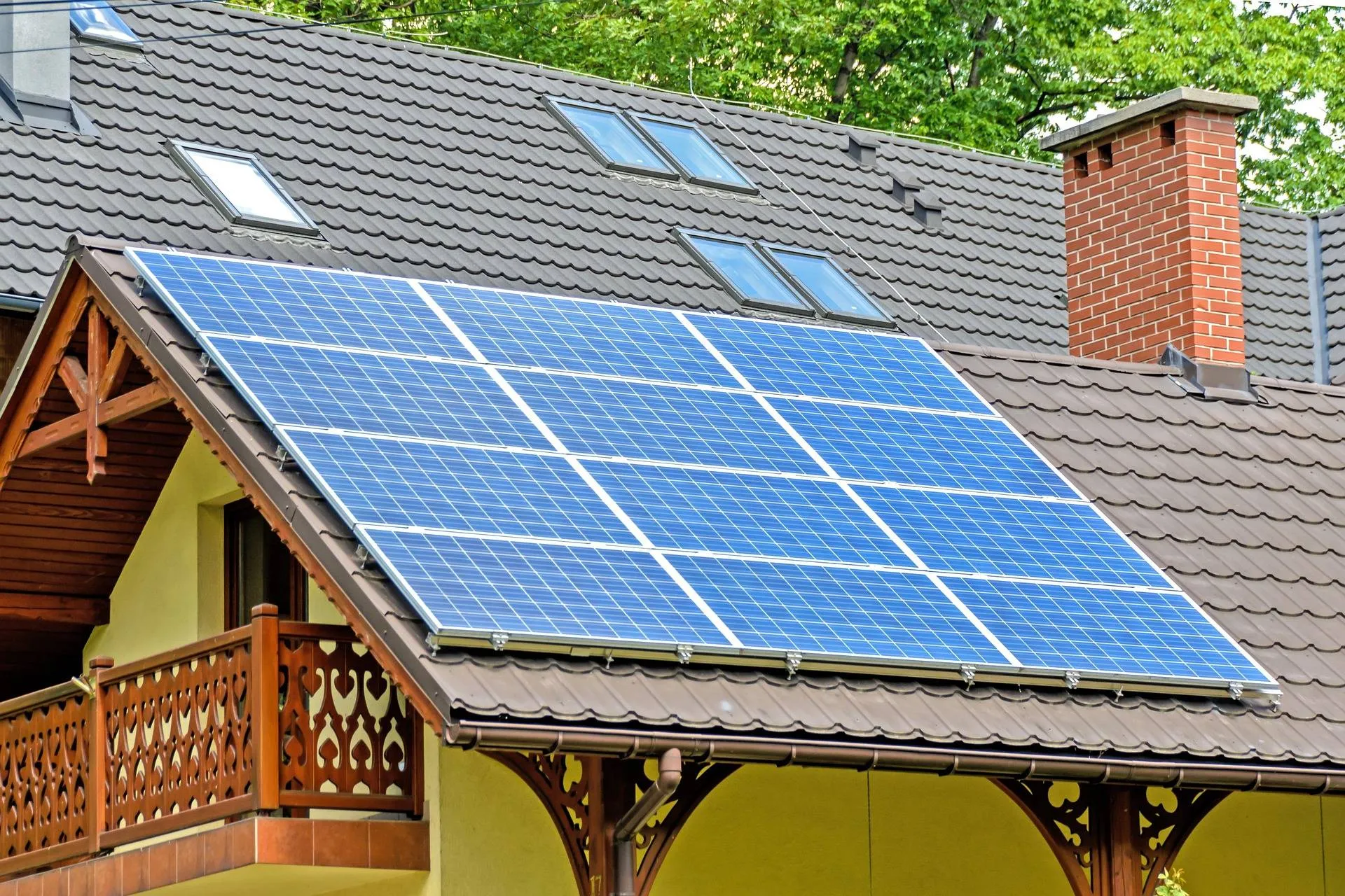 Tejado de una casa con placas solares