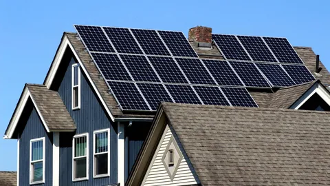 Placas solares instaladas en el tejado de una vivienda