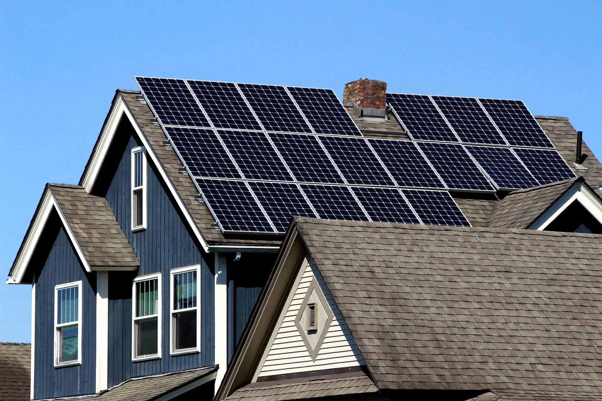 Placas solares instaladas en el tejado de una vivienda