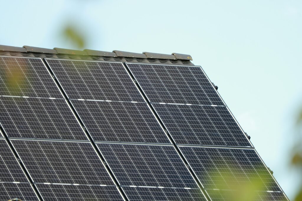 Placas solares en el tejado de una casa.