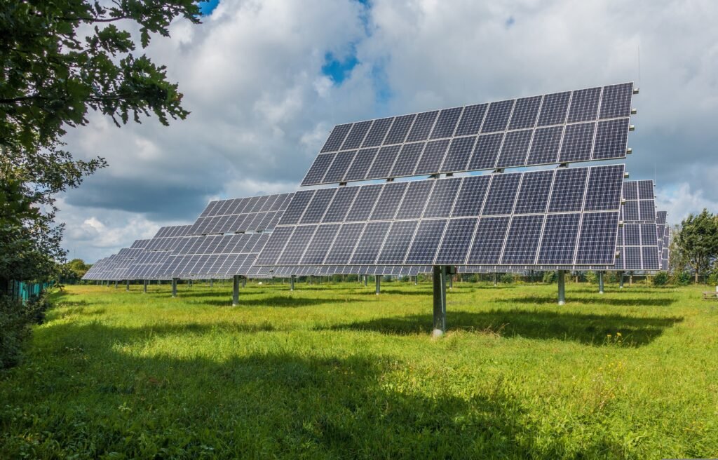 Placas solares en un campo.